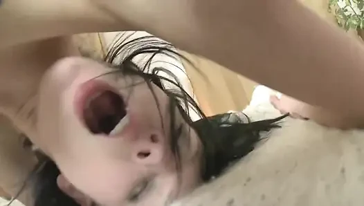 Vahşi küçük bir sürtük için derin anal sikiş!
