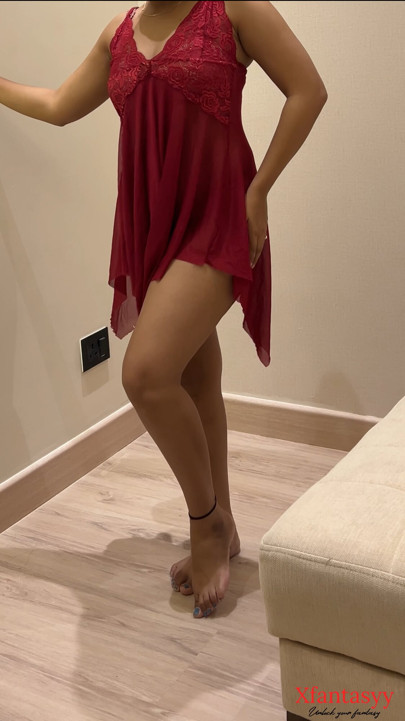 Hintli kız seksi hareketleri🤤 ile erkek arkadaşını baştan çıkarıyor