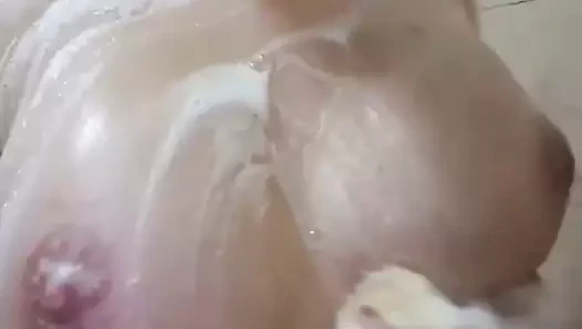 Branquinha no chuveiro