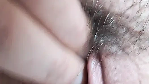 Witte MILF plas op haar voeten en anale en vaginale insertie