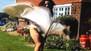 Rüzgar eteğini savuruyor