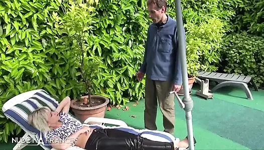Güzel sarışın sürtük sikilip yüzüne boşalmadan önce jakuzide sakso çekiyor