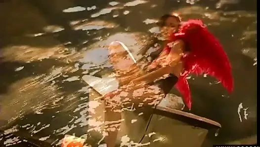 Kırmızı kanatlı esmer melek tombul küvette çıldırıyor