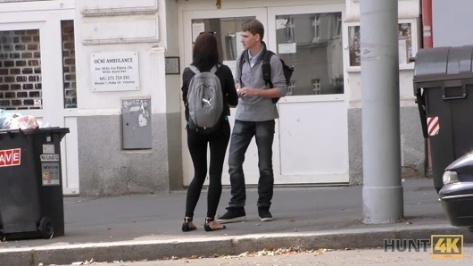 Hunt4k. denisse sıkıcı erkek arkadaşını sevmiyor ama sikişmek istiyor