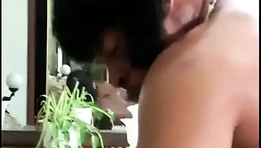 Bayan adam yatakta iki istekli sürtük tarafından sikini emdiriyor