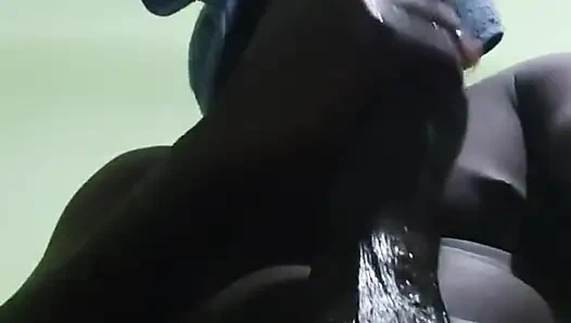 Zenci adam titreyerek orgazm olana kadar mastürbasyon yapıyor