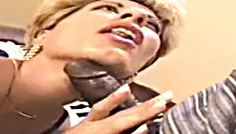 Beyaz fahişe boşalana kadar siyah yarağı emiyor