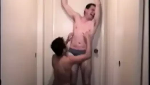 Asya oğlan ricky tickles olgun mike