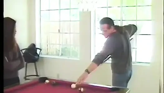 Ateşli küçük memeli Asyalı bilardo masasında yatıyor, böylece tonlu adam kıllı amını sikebiliyor