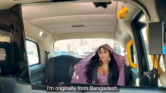 Fake taxi - Bengalli hemşire büyük göğüsleri dışarıda sıkı Asyalı amına büyük bir yarak alıyor