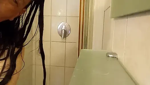 Olgun iri güzel kadın duşta - çıplak ve ıslak