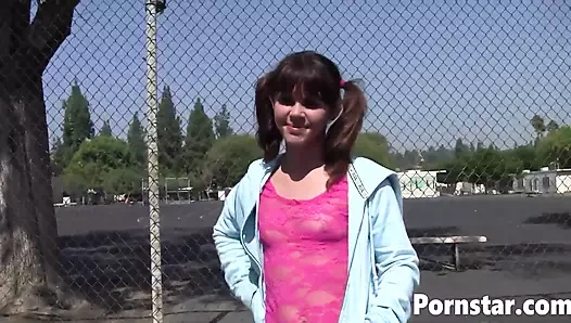 Sevimli minyon genç elizabeth bentley büyük bir yarağı yalıyor