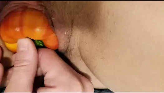Büyük bir salatalık ile fisting ve çift penetrasyon
