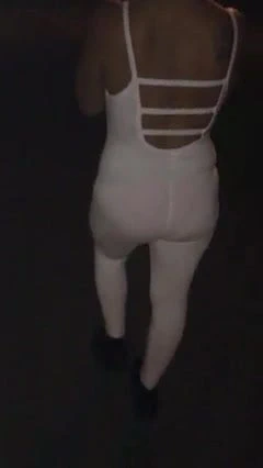 Parkta pembe külotlu beyaz tayt elbiseli karısı