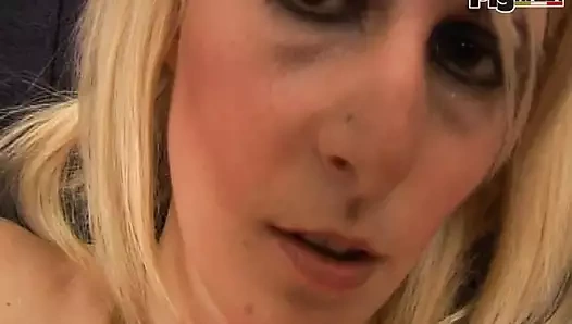 Yalnız ateşli orta yaşlı seksi kadın donne mature filminden 04 sahnesinde arzuyla kıllı amını ıslak okşuyor