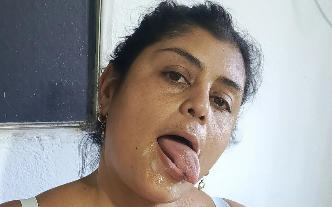 Üvey kız kardeşimi ağzını ve vajinasını sikmesi için öğüriyorum
