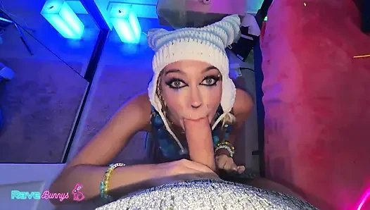 Khloe Kapri'nin büyük sarışın rave lasers'in altında sikiliyor!