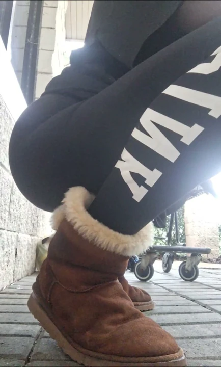 Bu kıçın günahkâr bir ritimle ve kirli niyetlerle zıpladığını izle. Seni baştan çıkaracak kadar tatlı, seni takıntılı hale getirecek kadar şeytani.