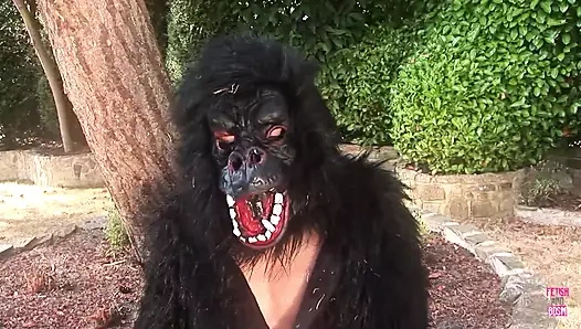 Sarışın kostümlü periler birbirlerini sikiyor ve sonra büyük yaraklı bir yaratık