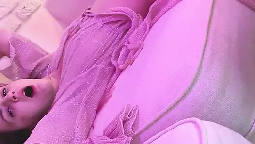 Kanepede yüksek topuklu azgın komşu karısıyla yüksek sesle inleyen seks. Prezervatifsiz ve döllü