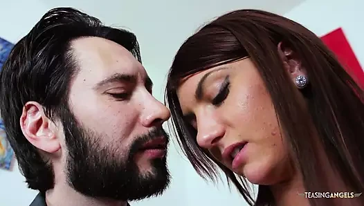 Kovboy kızda sert bir yarağa binerken bu kızın götü esnetiliyor