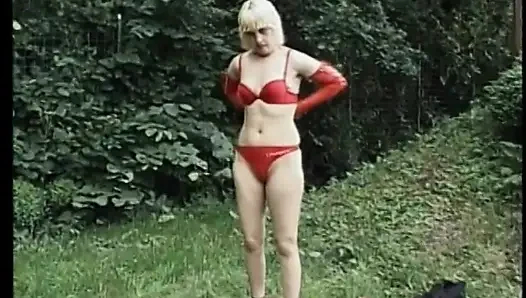 Yaşlı sarışın bebek yapay penisle açık havada kendini sikiyor