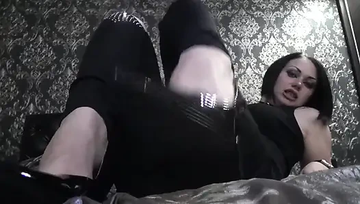 Ayakkabılarıma tap küçük ezik!!