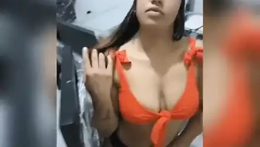 New York City, Amerika Birleşik Devletleri'nden büyük sarkık memeli esmer genç karısı büyük bir horoz tarafından becerdin alır - full hd