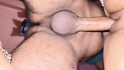 Üvey kız kardeşinin sıkı amcığı domalarak sikiliyor, tamamen yakın çekim sert sikişiyor