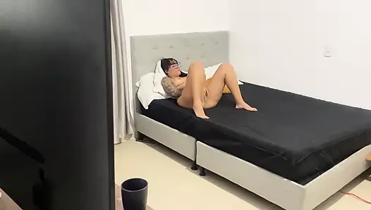 Eski sevgilim tarafından mastürbasyon yaparken yakalandım ve sonunda beni sikiyor ve götüme boşalıyor
