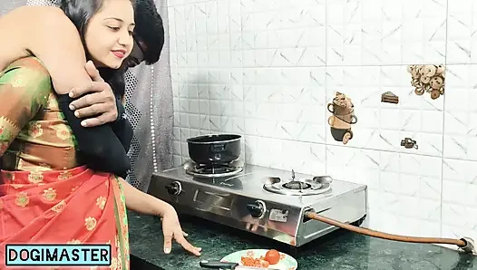 Hintli ev hanımı seks arkasında büyük yarak ve erkek arkadaşıyla yemek yapıyor