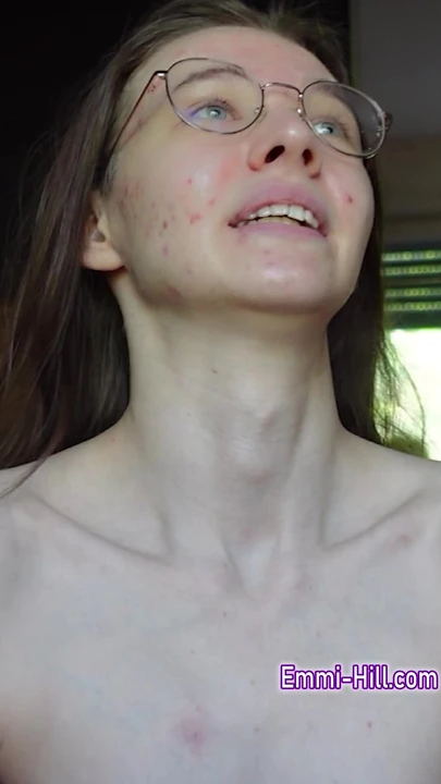 Тинка раздевается и показывает свои сиськи и киску