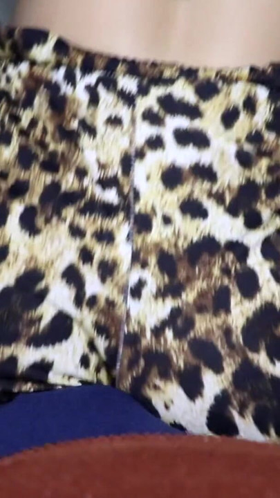 Seksi leopar şortlu bakış açısı mastürbasyon kucak dansı | Klip 1