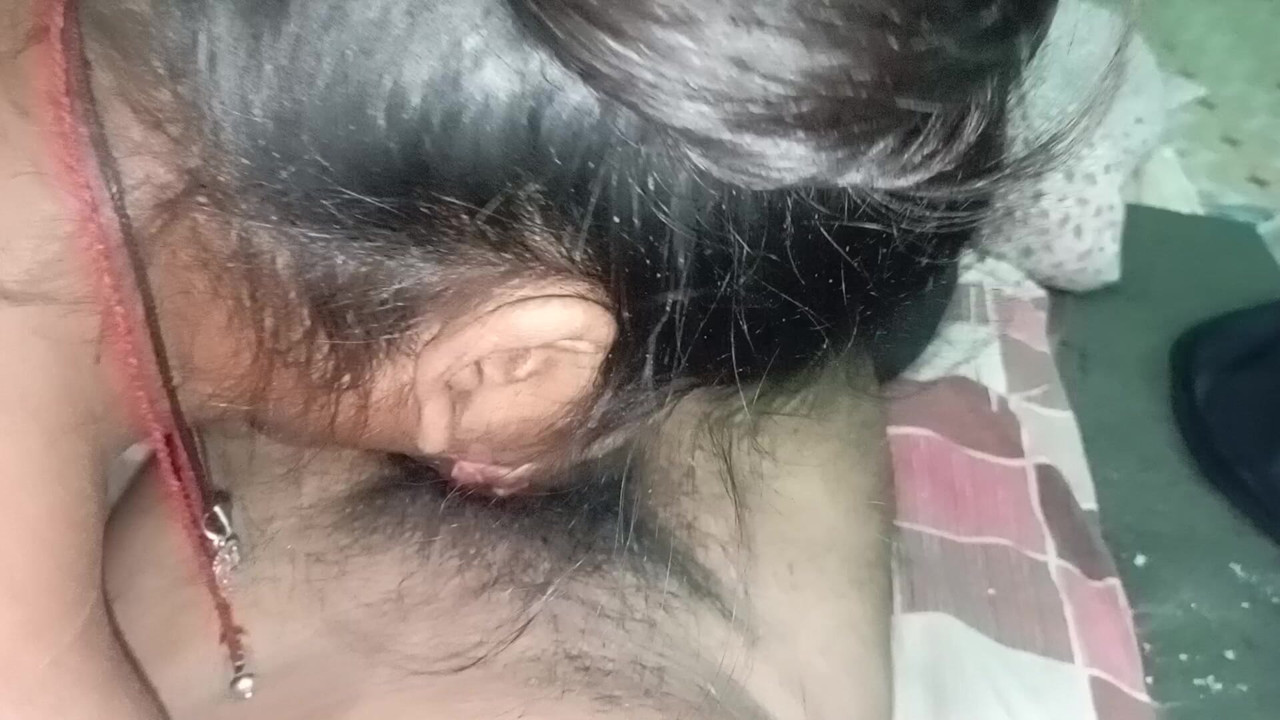 Hintli seksi patni ne apni pati ko.land ko chusa aur land ko mukh se masaj kar diya aur desi büyük memeli bahut maza aaya land chusane me