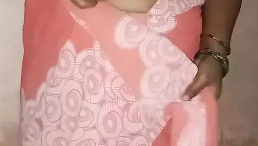 Tamil uma sari giyiyordu yanına gittim ve göğüslerini sıkıyordu ve nazikçe kadınlığını ovuyordu