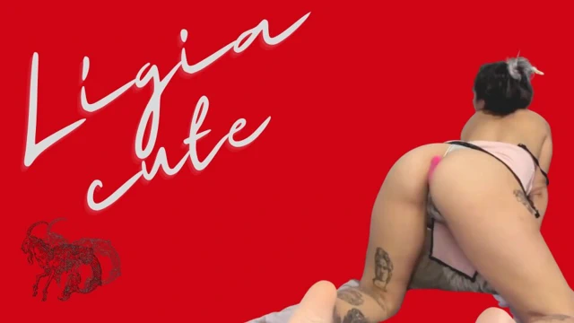 Ligia seksi bir köpek stili yapıyor, kedi parmaklıyor ve seksi ayaklarını yalıyor