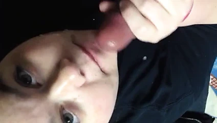 İri güzel beyaz kadın şişman siyah yarağı emiyor