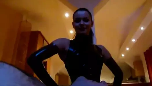 Bir dominantın öpücüğü