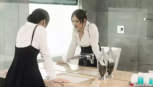 Ateşli garson Lilly Bell masada kartların ep 2'sinde gizli polisi sikiyor - digitalplayground