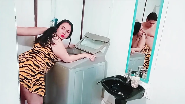 Я пришел починить стиральную машину моей мачехи, и мы в итоге занялись грубым сексом.