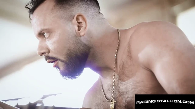 RAGING STALLION - İki İri Adam Bir Jockstrap'ı Sert Gay Anal Seks'e Dönüştürüyor