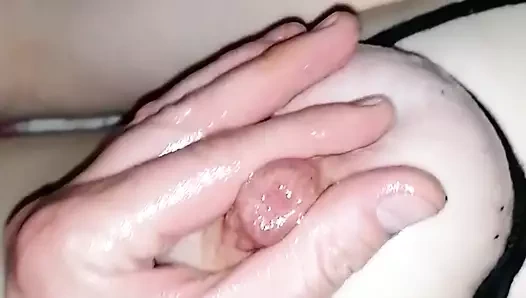 Büyük doğal göğüslerin masajı yağ göğüsler esaret