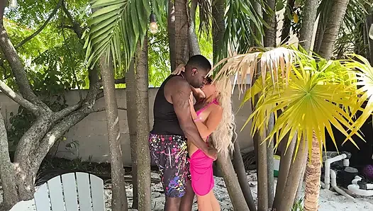 Orta yaşlı seksi kadın Tatiana Miami'de büyük d şapkalıyla vahşi seks yapıyor bölüm 1
