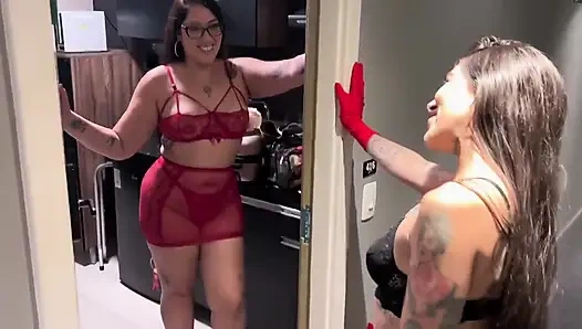 Bir arkadaşımı eve getirdim, ayaklarımı ve vajinamı emmek için geldim, ta ki boşalana kadar.