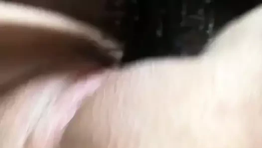 Elle prends son pied avec une brosse