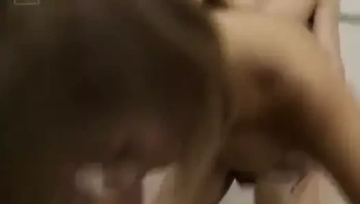 Yuu'nun kıyafetleri kesilmiş ve ağzına ve kedisine çivilenmiş