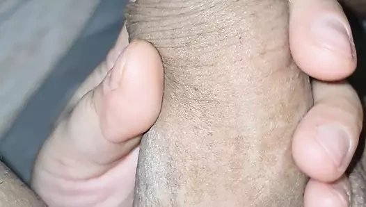 Üvey anne üvey oğlunun yarağını eline aldı ve oynadı