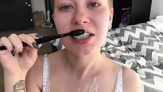 Vilu vidish döl yüküyle dişlerini fırçalıyor