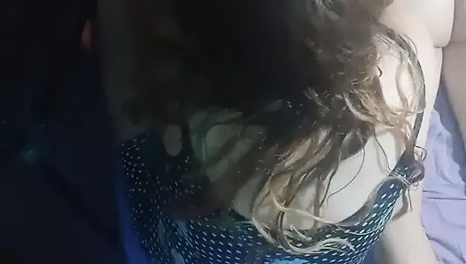 Şiltede kısa elbise ve sihirli eller