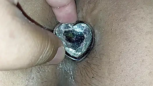 Götüne anal tıkaçla götünü sikiyorum ve sonra yarağımı tombul büyük götlü fahişenin götüne sokuyorum